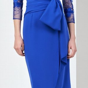 Vestido midi cuerpo bordado y manga francesa