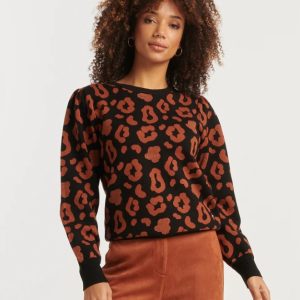 Suéter marrón con estampado animal