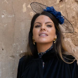 Tocado Fausta marino con flores de plumas