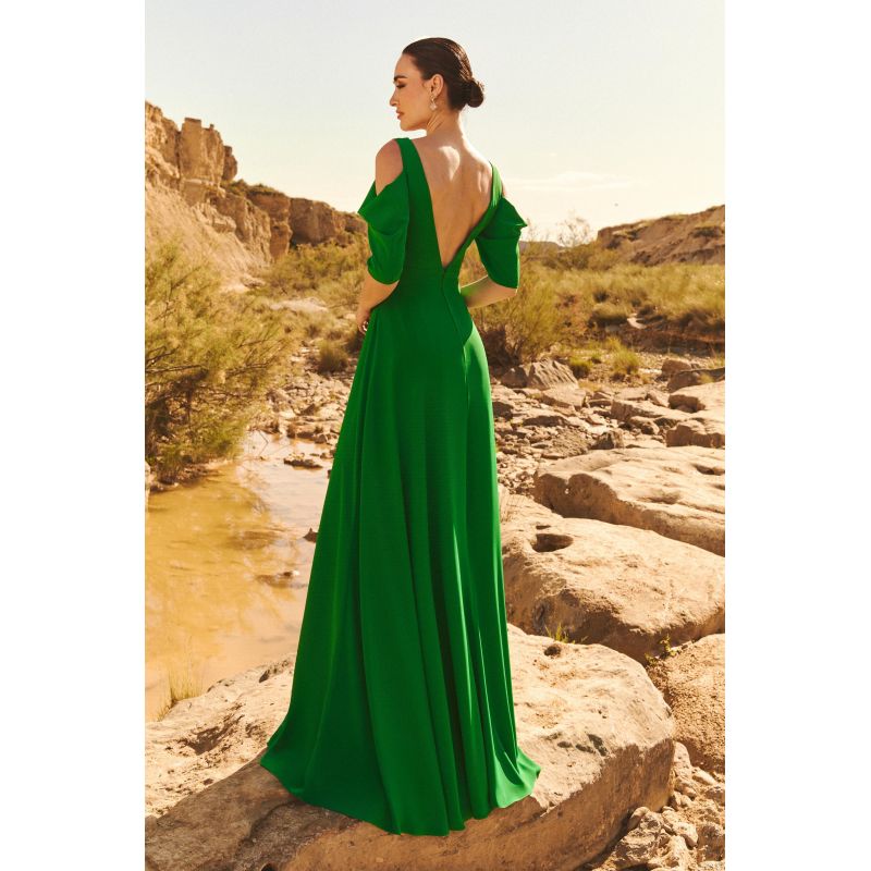 Vestido largo verde con escote V y abertura en hombros - Imagen 3