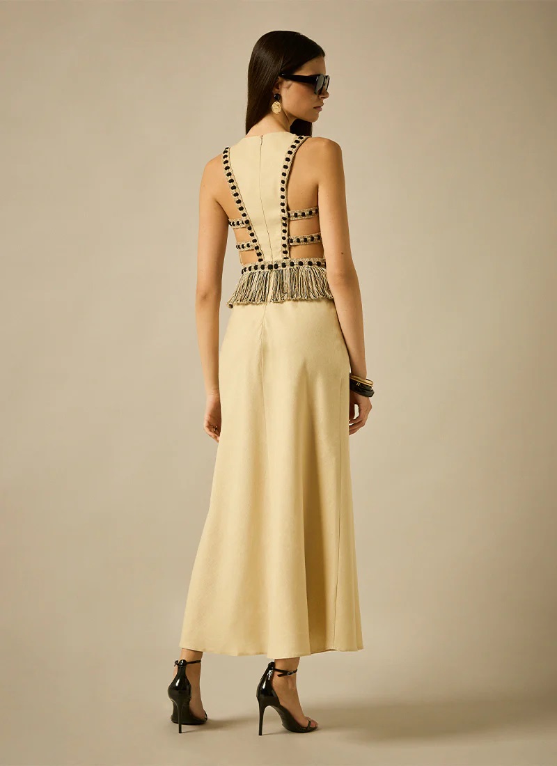 Vestido beige con flecos y aberturas en la espalda - Imagen 3